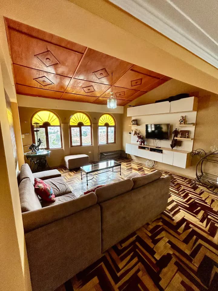 Interior de Awila Wasi — patio y espacios de convivencia